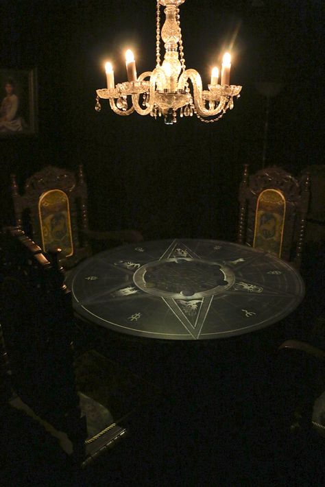 Seance Room, Blithe Spirit, Goth Home, Penny Dreadful, Horror Nights, Halloween Horror Nights, Witch House, Gothic Decor, Gothic Home Decor