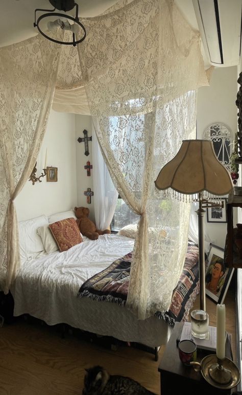 Boho Chic Room Ideas, Room Ideas Vintage Aesthetic, Boho Coquette Room, Coquette Vintage Room, Blue Vintage Room, Bed Curtains Aesthetic, Vintage Coquette Bedroom, Vintage Aesthetic Bedroom Ideas, Southern Gothic Bedroom