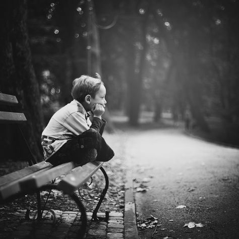 Children Photography, Foto Kids, Sitting On A Bench, Foto Vintage, Foto Art, A Park, Black White Photos, Shades Of Grey, Belle Photo