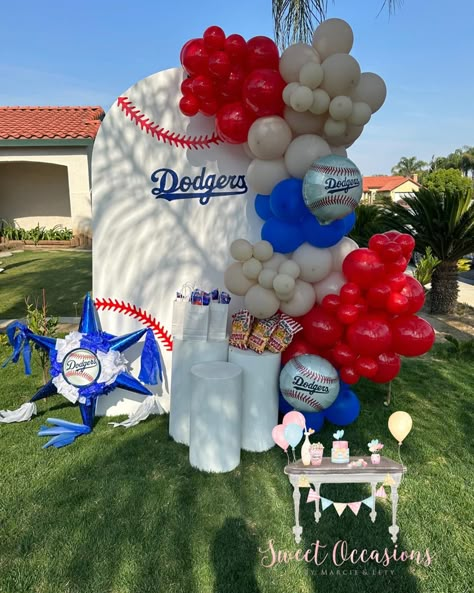 Baseball Decorations Party Ideas, Baseball Backdrop Ideas, Baseball Balloons, Baseball Decorations Party, Baseball Balloon Garland, Baseball Party Backdrop, Padres Baseball Party, Baseball Backdrop, Dodgers Theme Birthday Party