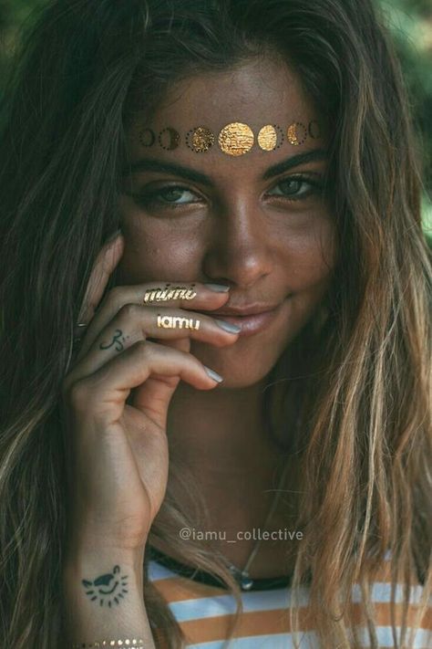 Coachella Make-up, Bonnaroo Outfits, Bohemian Makeup, Gold Tattoos, Girl Halloween Makeup, Music Festival Makeup, Coachella Makeup, Look Hippie Chic, Summer Makeup Trends