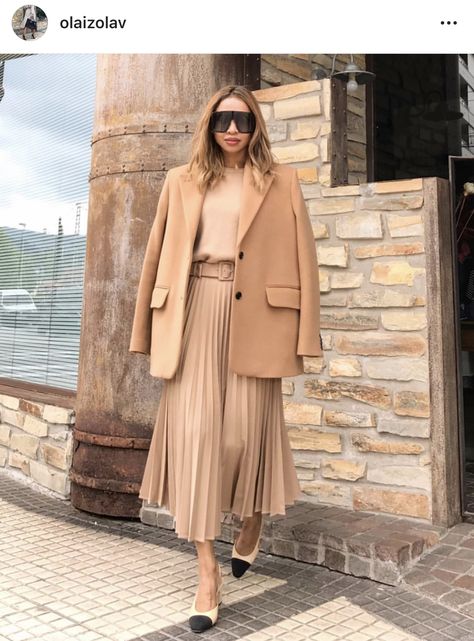 Beige Pleated Skirt, Saudi Style, Skirt Outfit Fall, Camel Skirts, Floral Dress Outfits, Pleated Skirt Outfit, Beige Jeans, Monochromatic Outfit, Beige Skirt