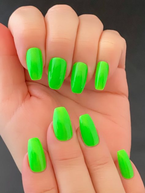 Summer Nails Colored Tips, Bright Green Gel Nails, Neon Color Acrylic Nails, Cute Lime Green Nails, Neon Green Dip Nails, Fluorescent Green Nails, Fluro Green Nails, Neon Lime Green Nails, 2 Colors Nails