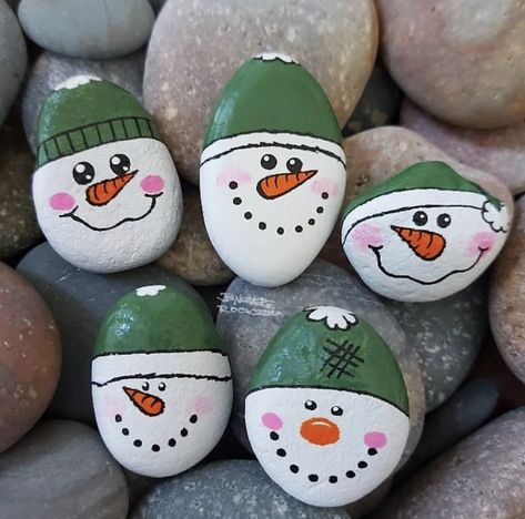 Holiday Gifts Ideas, Fun Winter Crafts For Adults, Winter Pebble Art, Snowman Rock Painting Ideas, Snowman Painted Rocks, Stenmaling Ideas, Kid’s Christmas Crafts, Christmas Rocks Painted Ideas, Christmas Rock Painting Ideas Easy