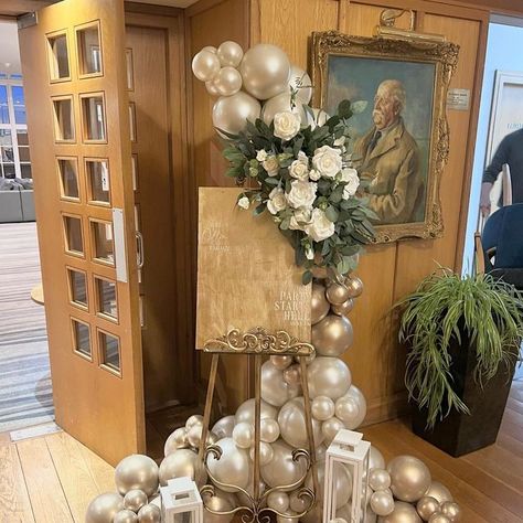 Easel Decoration Ideas, Welcome Sign With Balloons, Easel Ideas, Balloon Boutique, Gold Easel, Baloon Garland, Wedding Entrance Sign, 11 Year Anniversary, Wedding Sign Decor