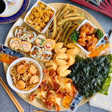 Sushi Charcuterie Board Ideas, Types Of Sushi Rolls, Chicken Sushi, Crispy Green Beans, Chinese Buffet, New Years Eve Food, Types Of Sushi, Space Food, Chinese Takeout