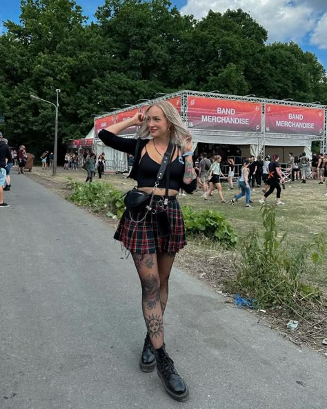 shelly.curry Alt Outfits Concert, Download Festival Outfits, Download Festival Outfit Ideas, Alt Music Festival Outfit, Bring Me The Horizon Outfit, Wwwy Fest Outfits, Goth Festival Outfit Summer, Metal Festival Outfit Summer, Download Festival Outfit