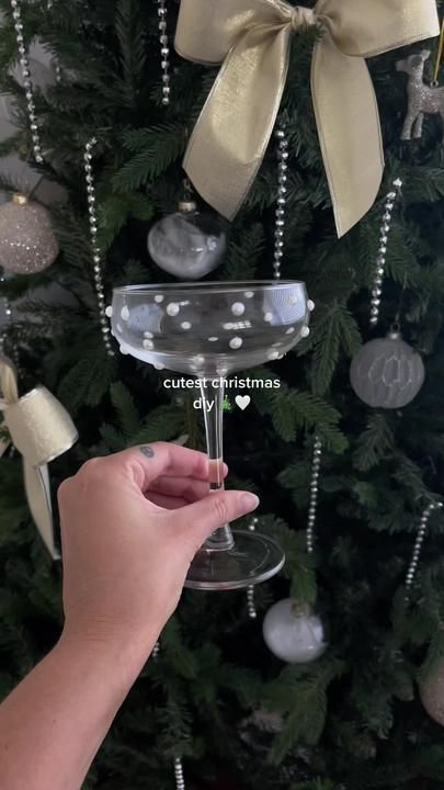 Pearl Crafts Decor Diy Projects, Pearl Home Decor, Diy Martini Glasses, Pearl Engagement Party Decor, Pearl Christmas Decor, Pearl Christmas, Pearl Glasses, Pearl Bachelorette, Wine Glass Gift Ideas