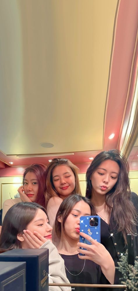 Itzy Lockscreen, Itzy Ot5, Itzy Wallpaper, Forever Mine, 4k Wallpaper, Dangerous Woman, Kpop Wallpaper, Kpop Girl Groups, Kpop Girls