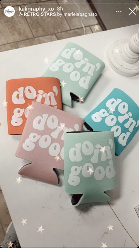 Cute Coozie Design, Cute Koozie Ideas, Vinyl Koozies, Coozie Vinyl Ideas, Koozie Ideas Vinyl, Cricut Koozies, Campground Crafts, Koozie Ideas, Koozie Design