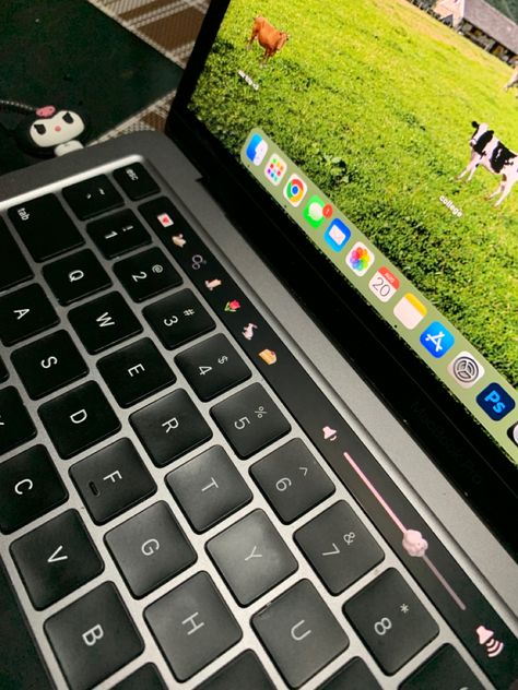 Macbook With Touch Bar, Macbook Pro Touch Bar Aesthetic, Macbook Touch Bar Aesthetic, Touchbar Macbook, Macbook Manifestation, Mac Book Aesthetic, Macbook Touch Bar, Macbook Ideas, Macbook Hacks