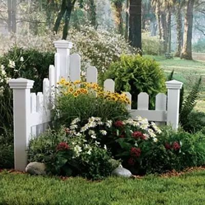 28 Beautiful Corner Garden Ideas and Designs | Decor Home Ideas Landscaping A Corner Area, Landscape Corner Of Yard, Corner Fence Garden, Corner Picket Fence Ideas, Corner Landscape Ideas, Street Corner Landscaping Ideas, Corner House Landscaping, Corner Fence Ideas, Corner Fence Landscaping