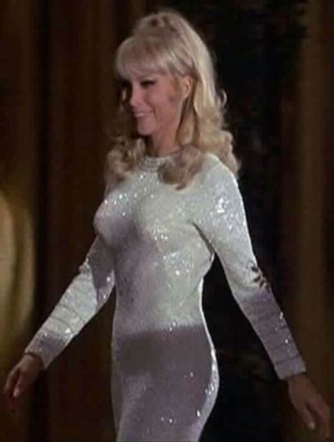 Barbara Eden https://www.facebook.com/DoYouRemember/photos/a.354157741312964/2823960497665997/?type=3&theater I Dream Of Genie, Sister Poses, Barbara Eden, I Dream Of Jeannie, Dream Of Jeannie, Hollywood Legends, Celebrity Portraits, Curvy Women Jeans, Famous Women