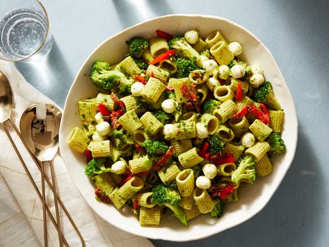 Recipe of the Day: Christmas Pasta Salad | Thanks to its festive colors, this pasta salad will shine bright on your holiday table. For the vibrant green dressing, we jazzed up traditional basil pesto with spinach and almonds. Christmas Pasta Salad, Christmas Eve Recipes, Green Dressing, Christmas Pasta, Christmas Salads, Christmas Side Dishes, Christmas Side, Christmas Meal, Roast Turkey