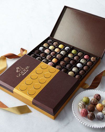 Chocolate Truffles Packaging, Chocolate Box Packaging, Kue Macaroon, Godiva Chocolatier, A Box Of Chocolates, Chocolate Packaging Design, Chocolate Pack, Godiva Chocolate, Chocolate Lava