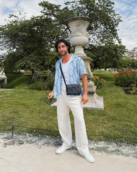 Parisian style wearing Banana Republic and Bottega Veneta bag at the Louvre. Mens fashion, mens style, mens outfit, paris outfit. Style In Paris, Gentleman Aesthetic, Bottega Veneta Bag, Fall Outfits Men, Winter Outfits Men, Paris Outfits, The Louvre, Groom Outfit, Streetwear Style