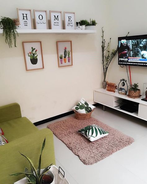 Deko Ruang Tamu Simple, Small House Living Room, Small Cozy Apartment, Tv Room Decor, Ruang Tv, Indian Room Decor, House Roof Design, Interior Design Guide, Small Apartment Living Room