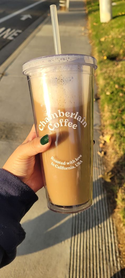 Emma Chamberlain Coffee Aesthetic, Coffee Thermos Aesthetic, Bebidas Asthetic, Chamberlain Coffee, Coffee Board, Coffee Thermos, Coffee Obsession, Emma Chamberlain, Coffee Aesthetic