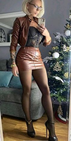 Leather Outfits Women, Elegantes Outfit Frau, Leather Dress Women, Leather Skirt Outfit, Tights And Heels, Modieuze Outfits, Leather Dresses, Leather Outfit, Hot Outfits