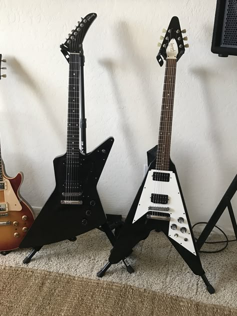 2004 Gibson Explorer w/ 1993 Gibson Flying V. Double Trouble if you ask me! Gibson Explorer Guitar, Guitar Reference, V Guitar, Explorer Guitar, Flying V Guitar, Horror Movies List, Acoustic Guitar Photography, Gibson Explorer, Gibson Flying V