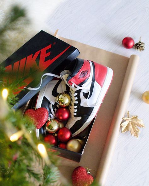 Mark | Sneakers & Recreation on Instagram: “We know Christmas, tell 'em what's on your wish list... What are you hoping for under the tree this year? 🎁 Christmas 2020 feels different…” Air Jordan 1 Gym Red, Air Jordan 1 Black, Jordan 1 Black Toe, Jordan 1 Black, Christmas Shoes, Holiday Shoes, Photography Basics, Outfit Black, Air Jordan 1 High