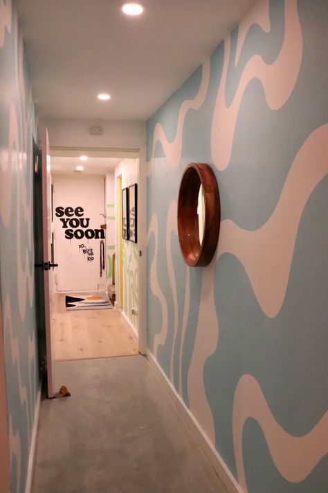 Cool Wallpaper Living Room, Wavy Wall Paint Design, Striped Room Paint, Hallway Wall Paint Ideas, Funky Hallway Paint Ideas, Creative Wall Design Ideas, Accent Wall Apartment Living Room, Wavy Wall Design, Fun Room Paint Ideas