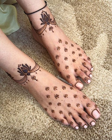 Minimal Mehendi Designs for Feet Minimal Mehendi Designs, Minimal Mehendi, Front Mehndi Design, Simple Mehendi Designs, Legs Mehndi Design, Mehndi Design Pictures, Modern Mehndi Designs, Engagement Mehndi Designs, Full Mehndi Designs