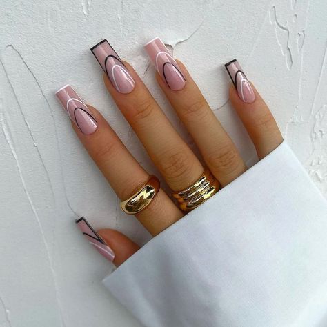 Outline Nails Design, Black And White Nail, Black And White Nail Designs, Black And White Nail Art, Latest Nail Trends, Nude Nail Designs, Minimalist Nail Art, White Nail Art, White Nail Polish