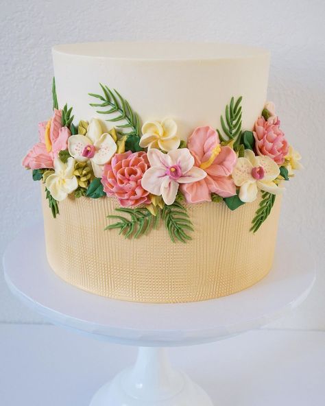 Cream Lounge, Bolo Grande, Hawaiian Baby Showers, Hawaiian Cake, Thread And Needle, Buttercream Flower Cake, Cake Artist, Buttercream Flowers, Fashion Cakes