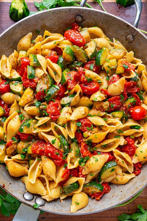 Tomato And Zucchini Pasta, Pasta Zucchini Tomato, Zucchini Pasta Bake, Dinner Recipes With Tomatoes, Pasta And Veggies, Amazing Pasta Recipes, Pasta With Zucchini And Tomatoes, Zucchini Pasta Recipes, Eggplant Pasta