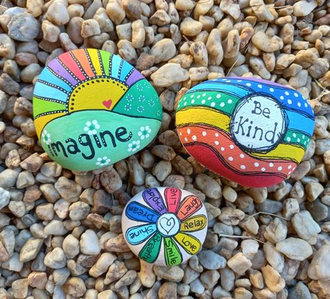 Pride Rock Painting, Inspirational Rock Painting Ideas Easy, Positive Painted Rocks, Painting Rainbow, Happy Rock, Diy Rock Art, Stone Art Painting, Friend Crafts, Seashell Painting