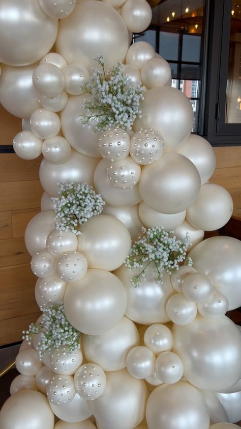 M&K EVENTS | Bride to be 🤍 #M&KEvents #bridetobe #bride #chicago #chicagoballoons #chicagoballoon #chicagoballoon #bridetobe #balloons #luxuryballoons … | Instagram Balloon Installation Wedding, Vintage Pearl Wedding Decor, Wedding Balloons With Flowers, Balloon Garland Engagement, Balloon For Wedding, Sophisticated Balloon Decor, Engagement Party Balloon Arch Backdrop, Wedding Balloon Display, Wedding Decor With Balloons