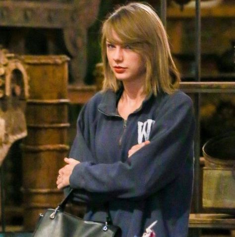 Casual Taylor Swift, Taylor Swift 2015, I Hate Taylor Swift, Fall Taylor Swift, Hate Taylor Swift, Preppy Autumn, Taylor Icons, Achilles Heel, Ayurvedic Hair