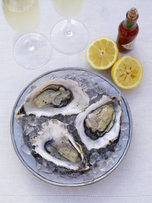 Learn how to prepare fresh oysters with Jamie's old-fashioned oyster recipe with lemon juice and a hit of Tabasco; perfect for a romantic night in. Fmd Recipes, Haylie Pomroy, Sea Inspiration, Hp Sauce, Cleaner Eating, Best Time To Eat, Metabolism Diet, Spiced Drinks, Raw Oysters