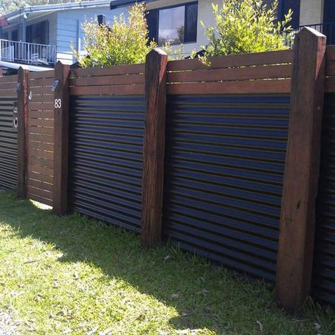 Cheap Privacy Fence, Pagar Modern, Corrugated Metal Fence, Yard Privacy, Diy Privacy Fence, Modern Fence Design, Modern Front Yard, Privacy Fence Designs, Cheap Fence