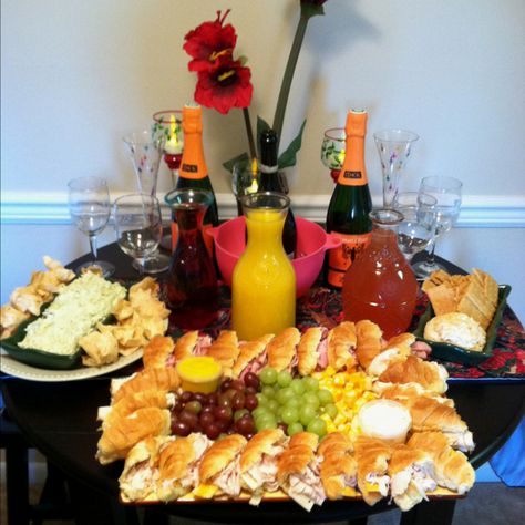 girls luncheon and mimosa bar Bridesmaids Breakfast Ideas, Wedding Morning Breakfast Bridesmaids, Champagne Brunch Bridal Shower Ideas, Bridal Shower Food Ideas Lunch, Brunch Bridal Shower Ideas, Bridal Shower Brunch Menu, Bridal Brunch Food, Bridesmaids Brunch, Girls Luncheon