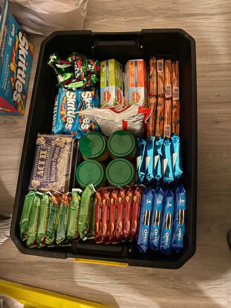 Snack Box Ideas For Room, Snack Stash Ideas, Locker Food Stash, Snack Rack Aesthetic, Snack Bin Ideas For Room, Snacks To Keep In Your Locker, School Locker Snacks, College Toiletries Organization, Snack Cart For Room Aesthetic