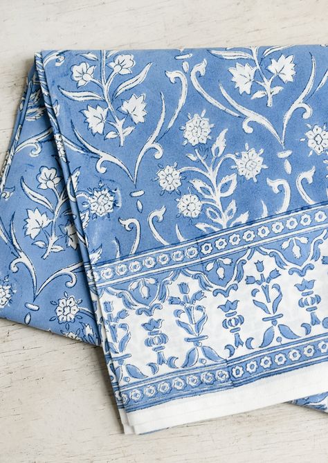 Nice Background, Modern Kitchen Dining, Cottage Table, Floral Block Print, Block Printed Textiles, Blue And White Fabric, Setting Ideas, Woven Placemats, French Floral