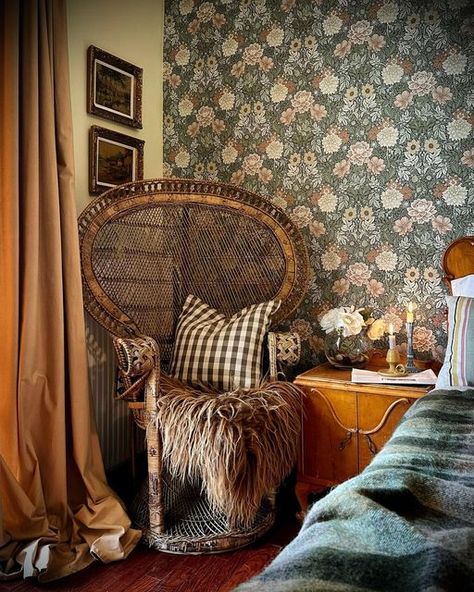 Peacock Chair Bedroom, Peacock Chair Decor, Furniture Design Classic, History Of Interior Design, Boho Photos, Famous Furniture Designers, Bohemian Glamour, Witchy Cottage, Peacock Room