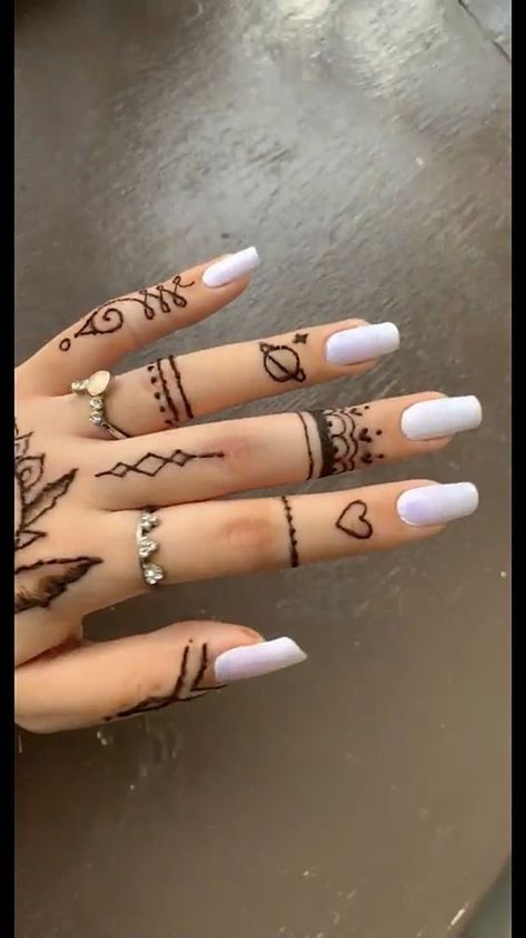 Finger Drawing Tattoo, Small Henna Finger Designs, Small Finger Mehndi Designs, Finger Tattoos Mehndi, Henna Designs Cute Small Tattoos, Small Finger Henna Designs, Henna Finger Tattoo Designs, Henna Tattoo Designs On Fingers, Mehndi Tattoo Designs Small On Hand