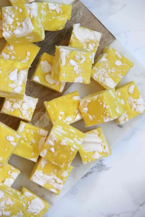 Christmas Toffee Recipe, Lemon Fudge Recipe, Classic Fudge Recipe, Lemon Desserts Cake, Lemon Desserts Healthy, Lemon Fudge, Christmas Fudge Recipes Easy, Classic Fudge, Lemon Desserts Easy