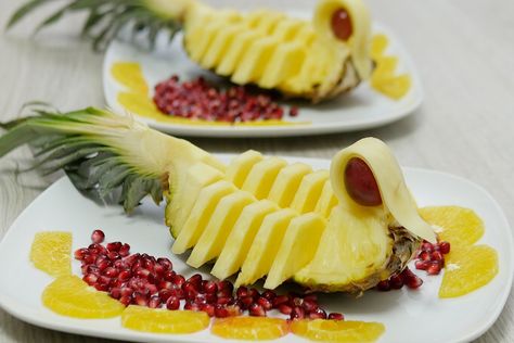 The best way to make Pineapple Ducks Fruit Carving For Beginners, Carving For Beginners, Sliced Pineapple, Fruit Bouquets, Fruit Carvings, Shaped Fruit, Fruit Platter Designs, Cut Pineapple, Amazing Food Art