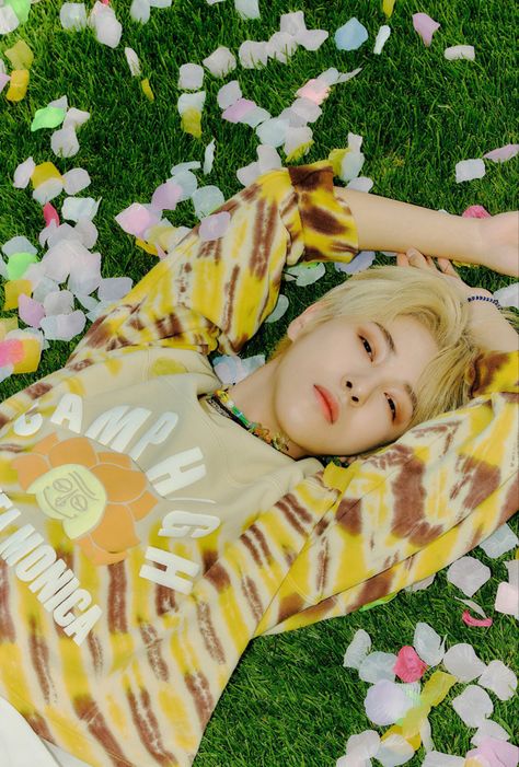 Nct Dream Renjun, Hello Future, Future Wallpaper, Huang Renjun, K Idols, Lock Screen Wallpaper, Nct 127, Nct Dream, Picnic Blanket