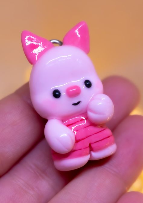 Winnie The Pooh Polymer Clay, Winnie The Pooh Clay, Disney Clay Ideas, Disney Clay Charms, Polymer Clay Disney Charms, Piglet Disney, Paw Crafts, Pooh Bebe, Piglet Winnie The Pooh