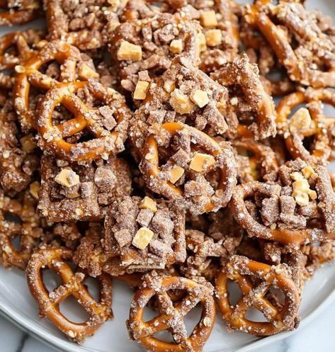 Butter Toffee Pretzels - Recipecs Pretzel Toffee Recipe, Banana Bread With Pineapple, Butter Toffee Pretzels, Toffee Pretzels, Hawaiian Banana Bread, Crunchy Caramel, Christmas Pretzels, Pretzel Toffee, Chocolate Cobbler