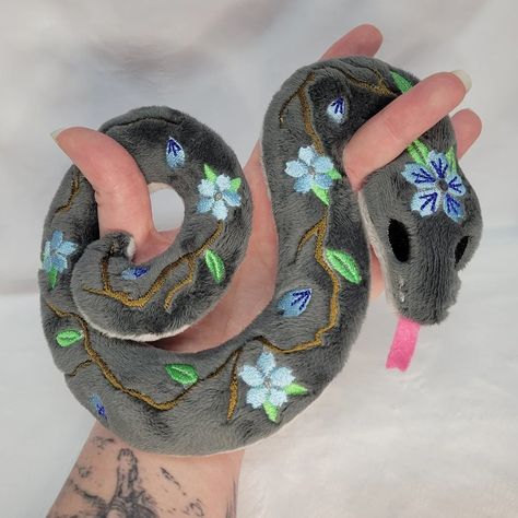 Snake Sewing Pattern Free, Snake Plush Pattern, Felt Snake, Pink Poison, Snake Plush, Baby Snakes, Fairy Art Dolls, Snake Patterns, Snow Angels