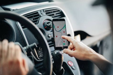 Close up of a young delivery man driving a delivery truck, using a smartphone as a GPS mounted in a holder stuck in the car. Only hands of a man are visible Car Delivery, Uber App, Delivery Pictures, Gratitude Journal Prompts, Truck Transport, Passport Online, Delivery Truck, Business Inspiration Quotes, Doctor Picture