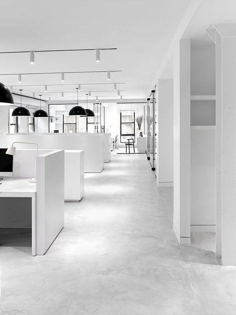 New headquarters and showroom for SAM. New York. We juxtaposed the industrial nature of the building with a clean, minimal aesthetic to lighten and elevate the space. Design by Elmo Studios Photography by Erik Undehn #architecture #interiors #interiordesign #minimal #office #design #white #modern #officedesign #newyork #westvillage #clean #contemporary #workplace #work #space #officespace #renovation #construction #brick #millwork #furniture All White Office, Office Design White, Minimal Office Design, Whimsical Office, Concrete Office, Minimal Office, Black And White Office, Clean Workspace, Interior Minimal