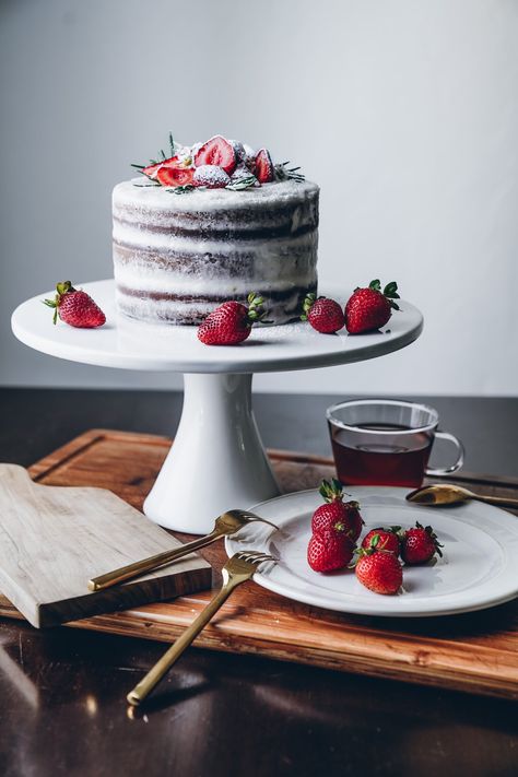 Bakery Photography, Photography Behind The Scenes, Cake Background, Moody Lighting, Rustic Food, Decorating Frosting, Luxury Cake, Berry Recipes, Dessert Photography