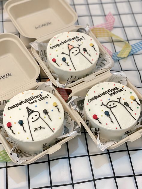 Bento Cake Design Congratulations, Congrats Bento Cake Ideas, Congratulations Cake Aesthetic, Congratulations Bento Cake Ideas, Congrats Cake Aesthetic, Simple Congratulations Cake, Mine Cake Birthday, Congrats Bento Cake, Korean Lunch Box Cake Birthday